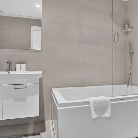 New Luxury Sea View Apartment, Mercury Towers Appartamento